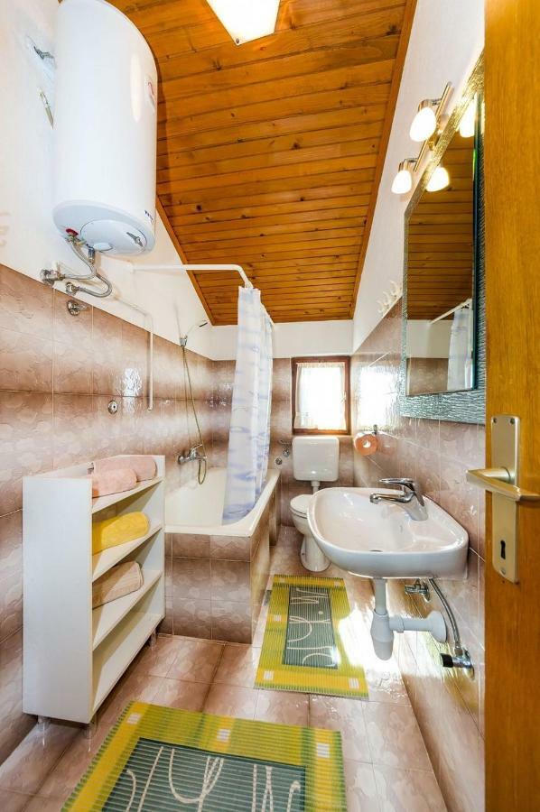 Apartment Matkos - With Garden And Terrace Nin Exterior photo